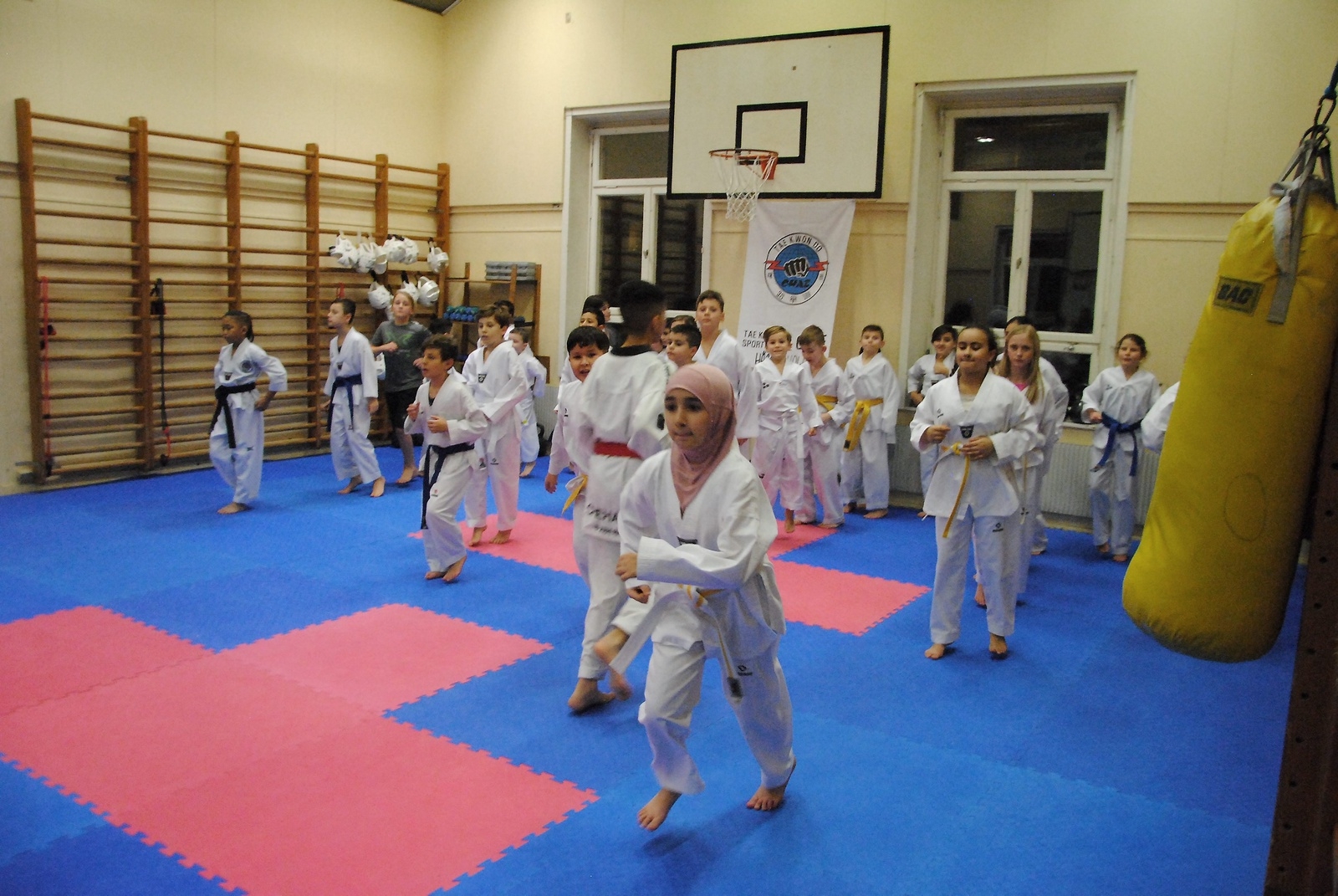 Full fart! Här är det barngruppen som är i gång med taekwondo i Kyrkskolans idrottshall.