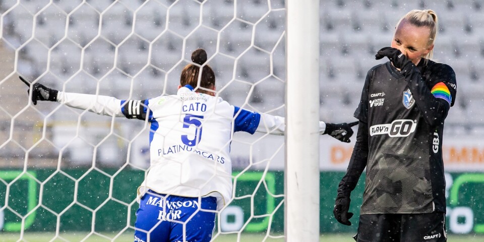 Chelsie Dawber (utanför bild) har precis satt 1–0 och Norrköpingslagkapten My Cato jublar samtidigt som kaptenskollegan i Växjö DFF, Emma Pennsäter, misströstar.