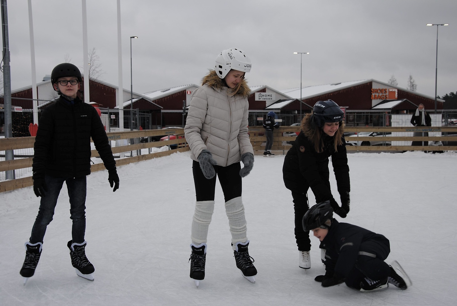 Fr v Elliot, Lisa och Felix Stark samt Emilia Sällberg åker skridskor på nya isbanan i Älmhult.