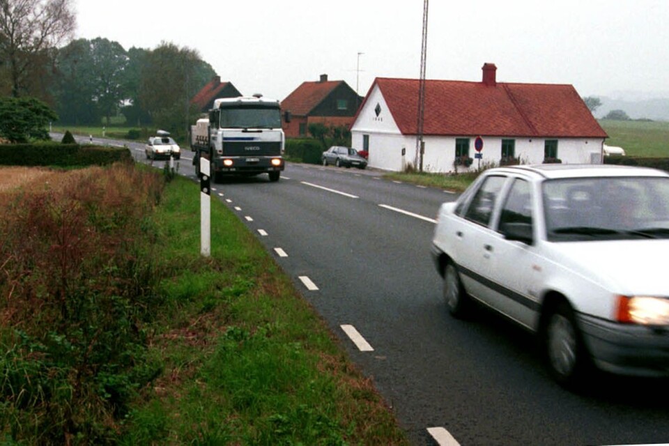 Vägen mellan Benestad och Högestad är smal och kurvig, knappast lämplig att köra i 80 kilometer i timmen på, menar Axel Aulin.