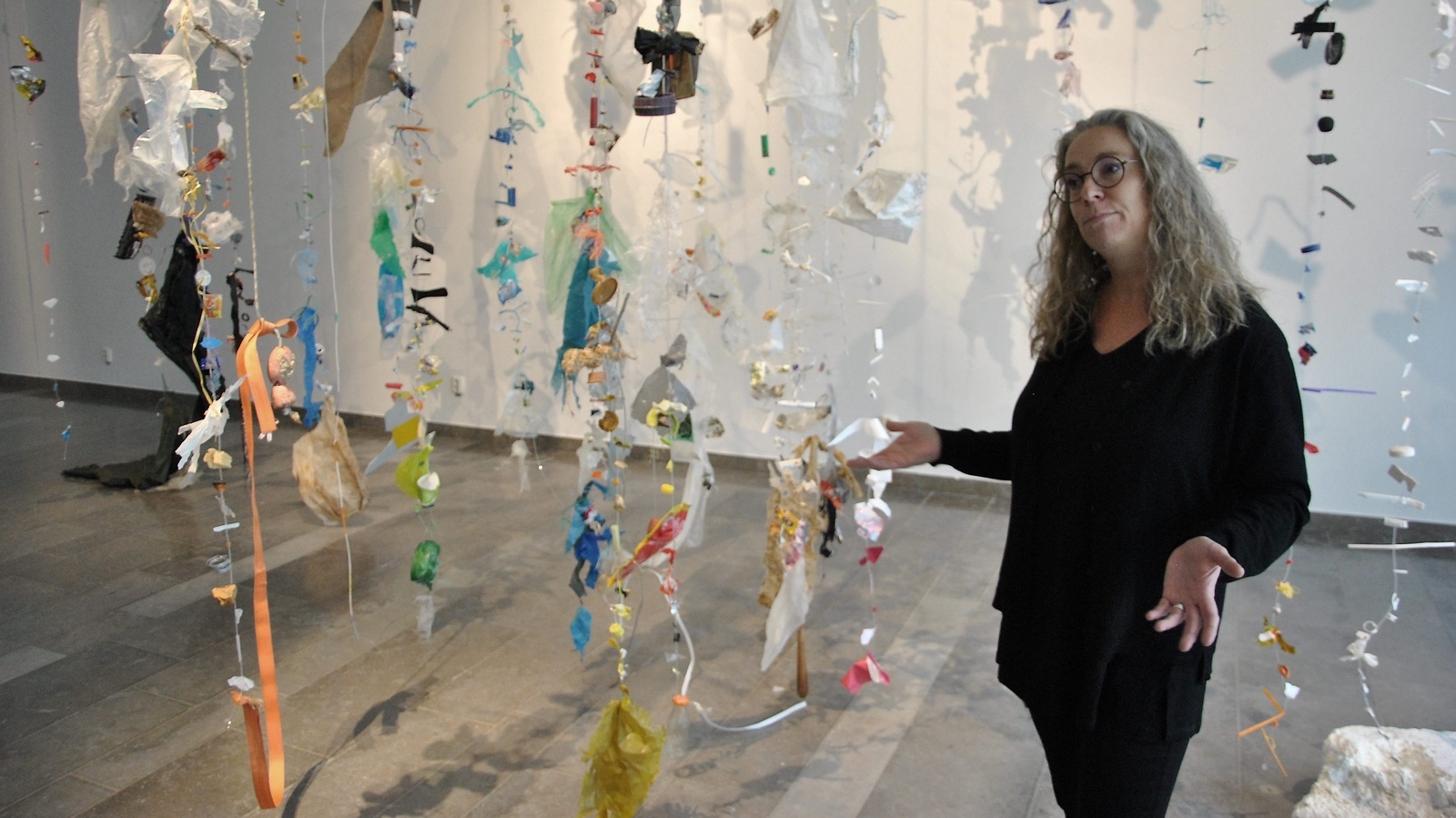 Joanna Thedes utställning visar bland annat 33 "flätor" av upphittat skräp.
Foto: Hans Bryngelson