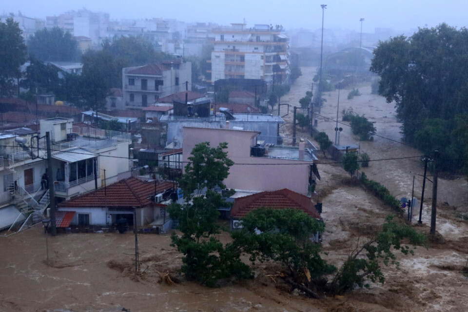 Störtflod i den grekiska staden Volos på tisdagen.