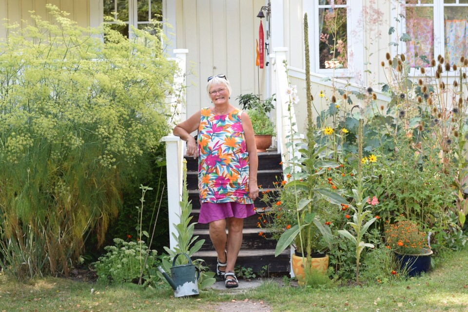 Marianne Martinsson framför sitt hus.