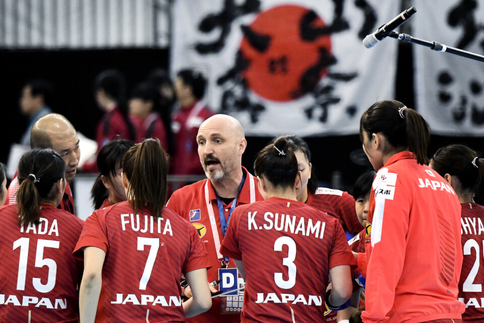 Det japanska landslaget med den danske förbundskaptenen Ulrik Kirkely har förberett sig i över tre år för hemma-VM i Kumamoto. Det stora målet är dock OS i Tokyo till sommaren.