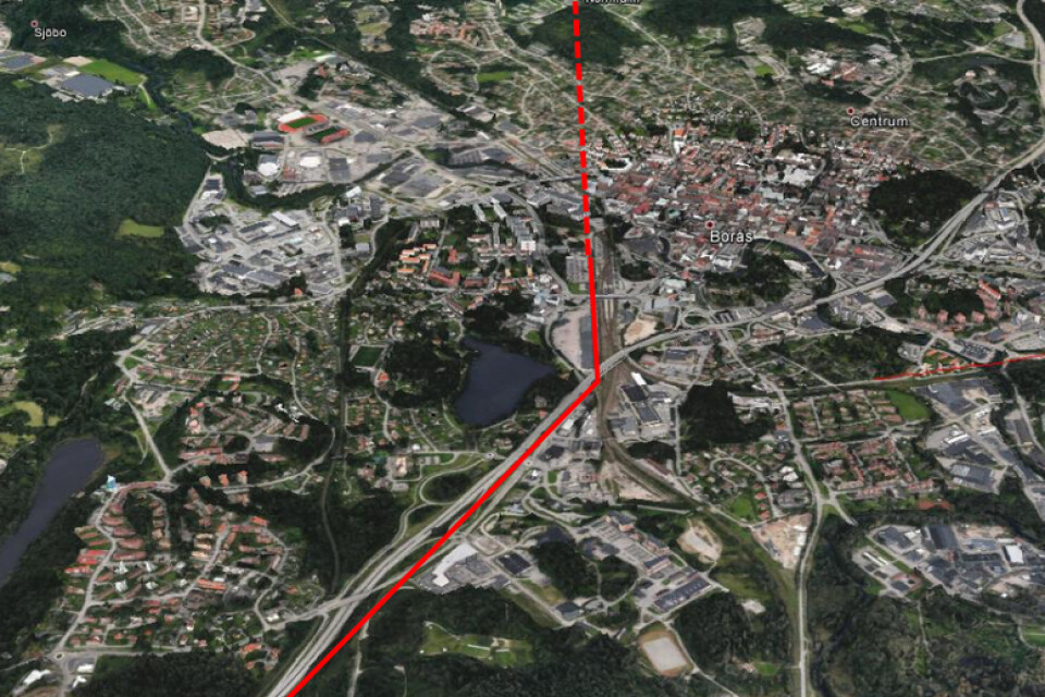 Det röda strecket visar hur konsulten tänker sig att en ny järnväg skulle kunna dras genom Borås. Den streckade delen av linjen markerar tunnel.