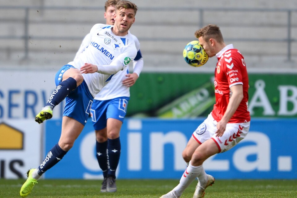 Norrköpings Christoffer Nyman skjuter bollen i ansiktet på Kalmar FF:s Piotr Johansson.