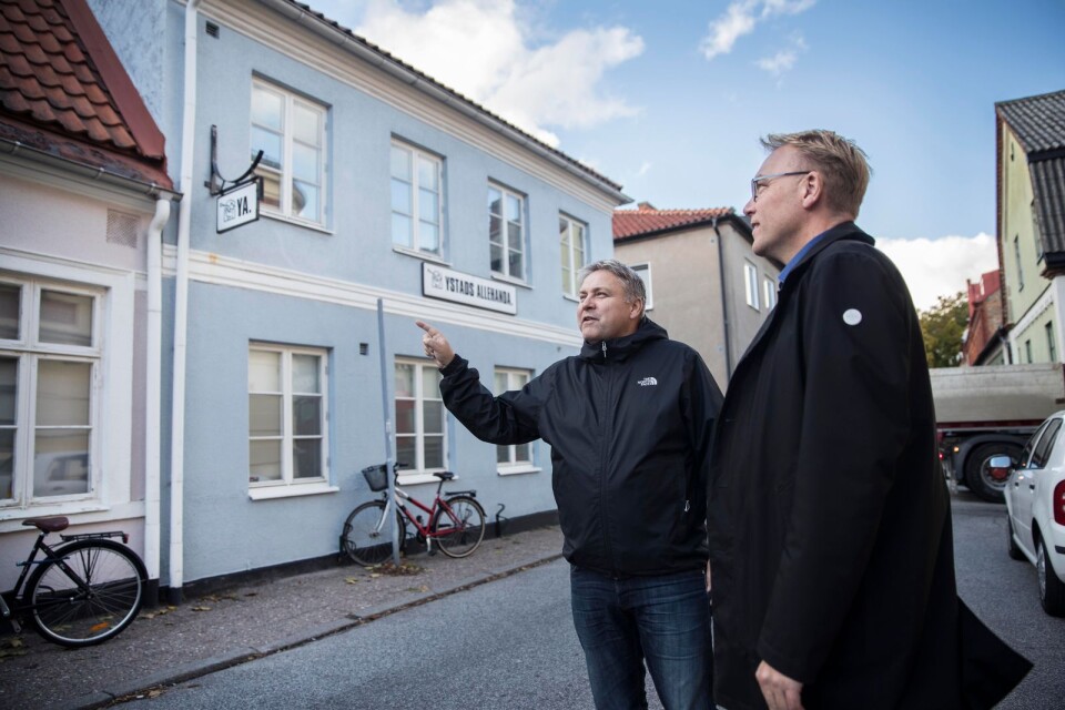 Chefredaktör Lars Mohlin visar 1700-talsbyggnaderna för mäklaren Torbjörn Persson som nu fått i uppdrag att sälja det gamla tidningshuset.