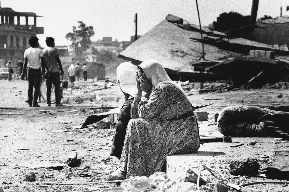 Två palestinska kvinnor sörjer sedan de funnit döda släktingar i Beirut, som mördats under en massaker 1982.