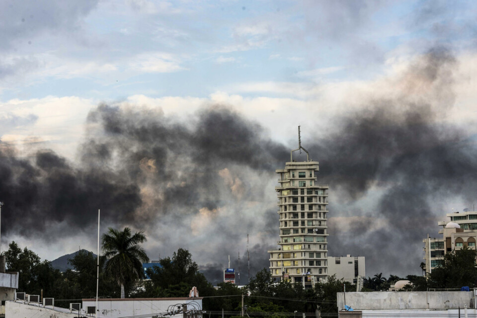 Rök stiger över himlen sedan gängmedlemmar från Sinaloakartellen stuckit bilar i brand och tagit kontroll över staden Culiacan i oktober 2019.