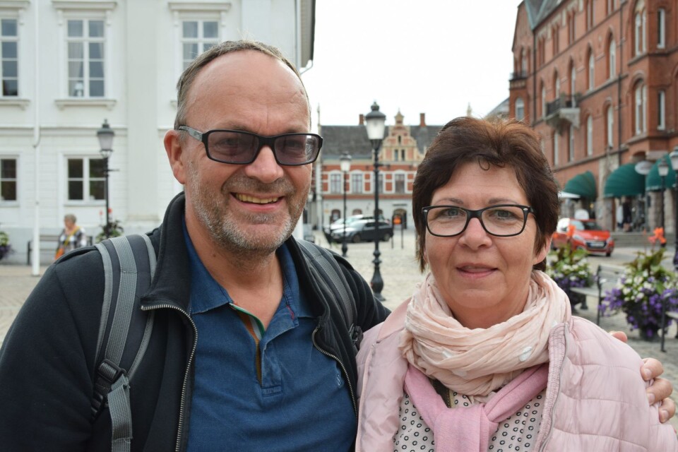 Mikael och Gabbi Tungev från Tyskland: ”Vi är i Ystad för att gå på Wallander on tour. Men först ska vi köpa en biljett till brandbilen”.