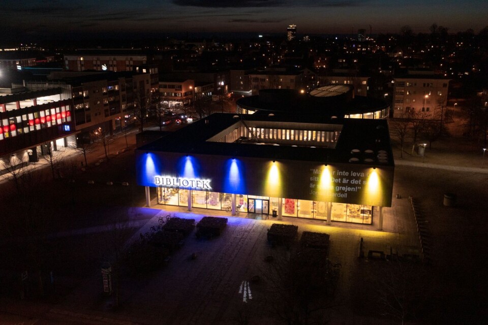 Stadsbiblioteket i Växjö lyser upp i blå och gula färger.