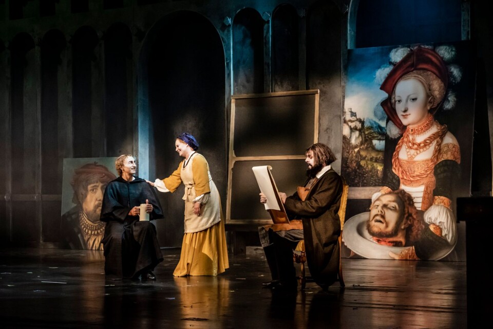 Martin Luther (Dietrich Henschel), Barbara Cranach (Inger Dam Jensen) och Lucas Cranach (Reinhard Hagen) i nya operan ”Schlagt sie tot!” av Bo Holten.