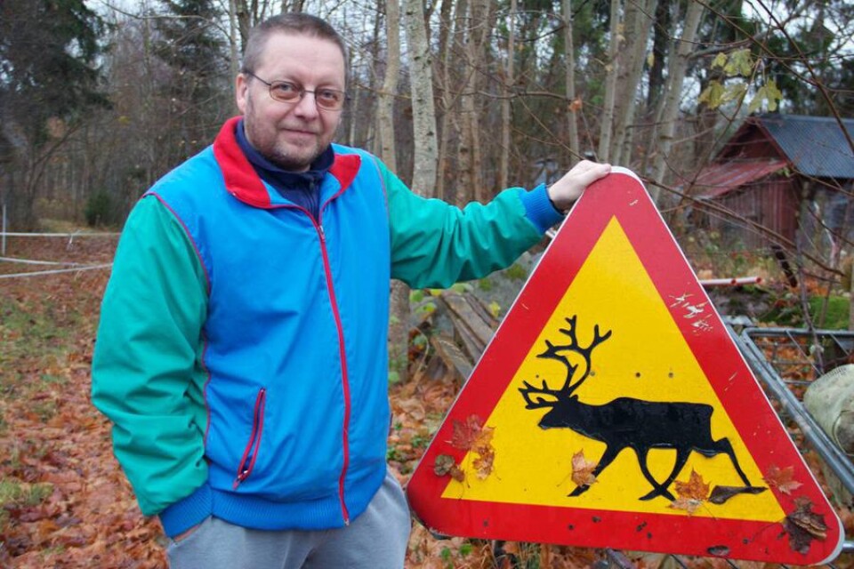 Stefan Eriksson har plockat ner skylten med renen som visade var den förra turistattraktionen fanns.