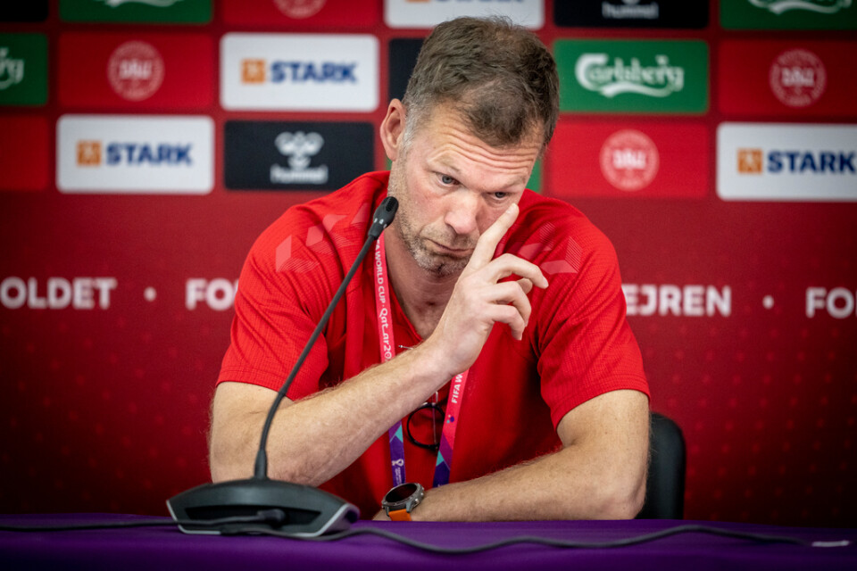 Danmarks assisterande förbundskapten under torsdagens pressträff under fotbolls-VM i Doha.