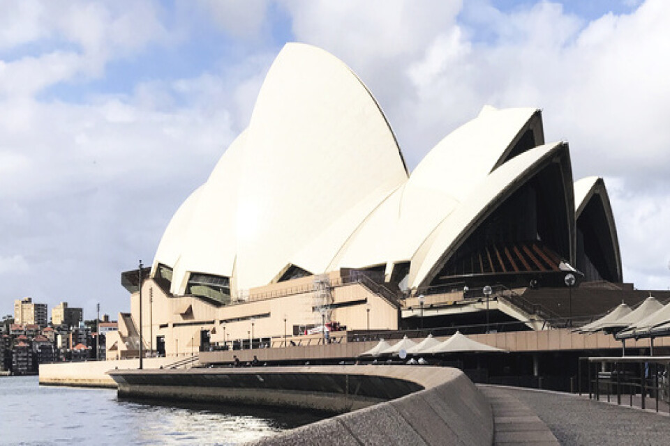 Folktomt utanför operahuset i Sydney, och några utländska turister lär inte synas till under 2021 heller. Arkivbild.