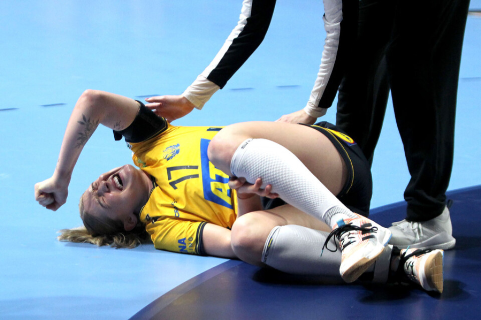 Sveriges Nina Dano skadade sig efter knappt fyra spelade minuter mot Slovenien.