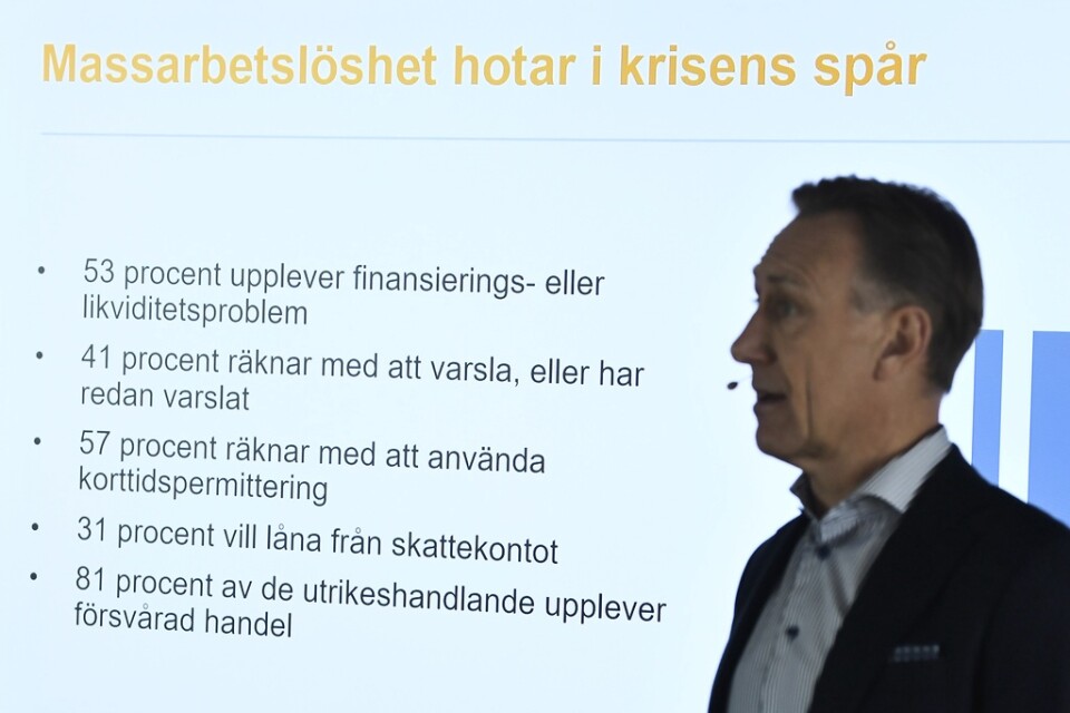 Jan-Olof Jacke, vd för Svenskt Näringsliv, presenterar ett räddningspaket för jobb och företag under pressträffen i Stockholm.