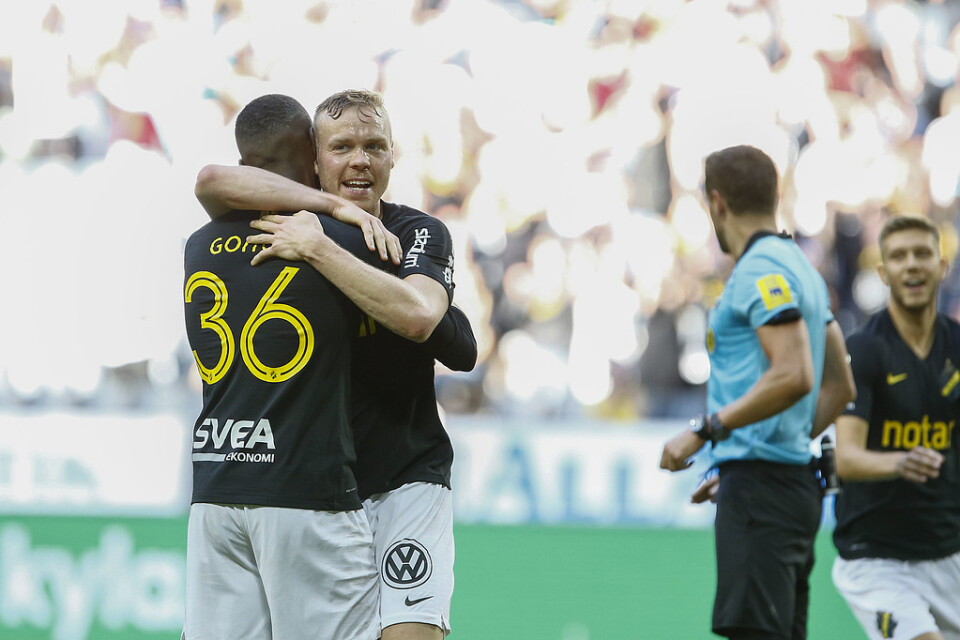 Målskyttarna Henok Goitom och Kolbeinn Sigthórsson kramar om varandra efter Goitoms 3–0-mål.
