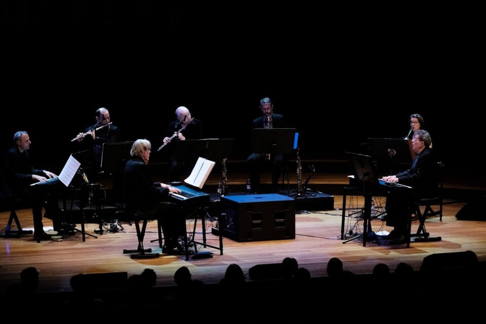 Philip Glass Ensemble ger tre konserter i Sverige under sin 50-årsjubilerande turné. På scen ses här Michael Riesman, Mick Rossi, Jon Gibson, Andrew Sterman, Peter Hess, Lisa Bielawa och Philip Glass (längst till höger).