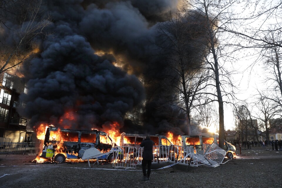 April 2022, poliser attackeras med stenar och polisbussar sätts i brand under upplopp i Sveaparken i Örebro.