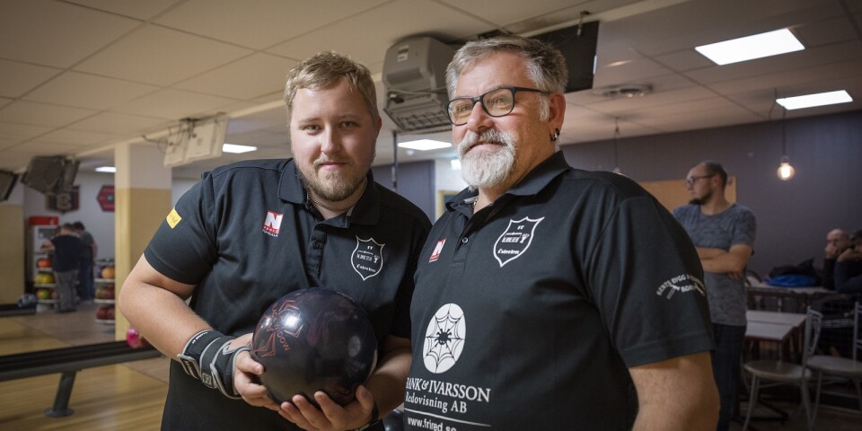 Eddie Engström och Mikael Engström, här i samband med ett träningspass i bowlinghallen hemma i Simrishamn.
