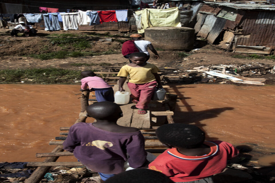 Ett vattendrag i slumområdet Mathare i Nairobi. Under uppresning av huvudstadens floder har 14 döda kroppar hittats. Arkivbild.