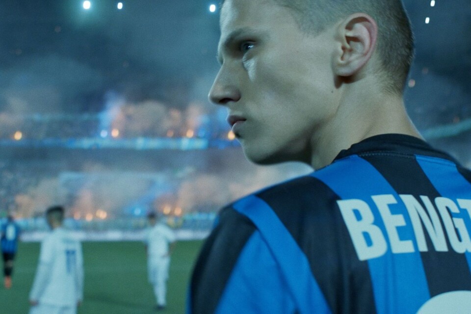 Martin (Erik Enge) drömmer om att bli fotbollsproffs i italienska ligan. Men det blir inte som han tänkt sig i ”Tigrar”.