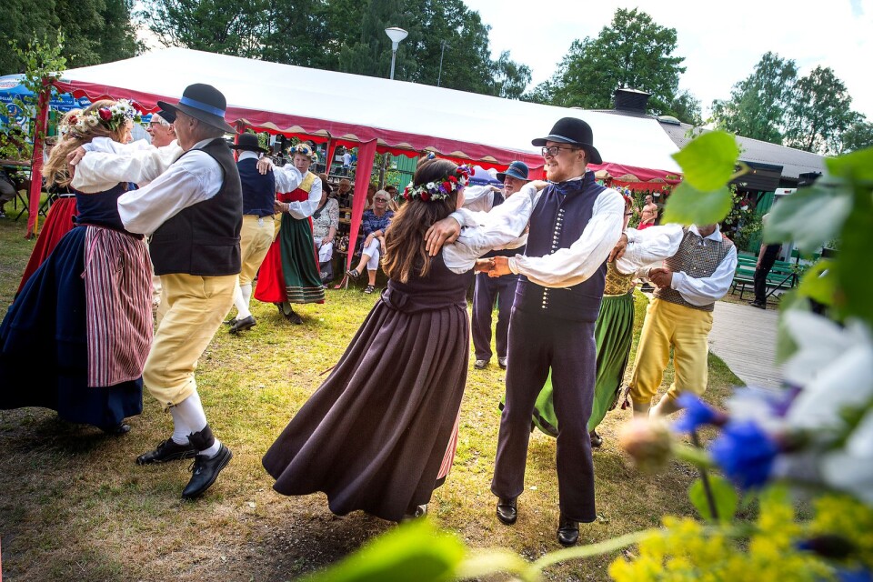 Folkdansgillet i Vinslöv dansar på Tydingesjöns camping under midsommar 2019. I år är alla arrangemang inställda.