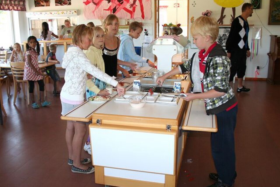 På torsdagen startade skolan i Oderljunga igen. Ris med korv stroganoff blev första måltiden för eleverna. Foto: Henrik Nordell