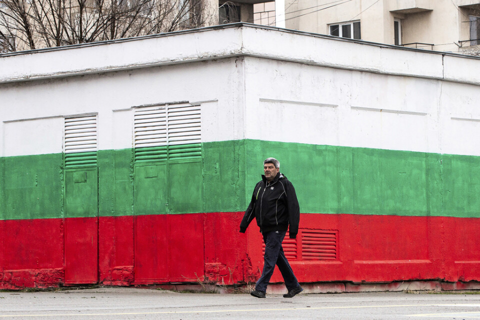 Bulgariska flaggan målad på ett hus i Bankja i Bulgarien. Arkivfoto.