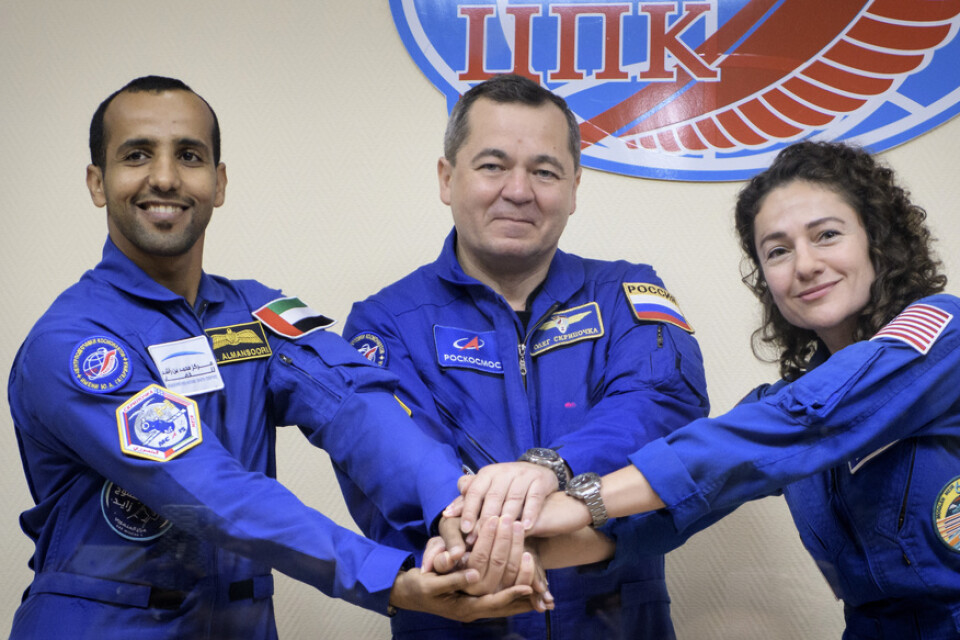 Trion som åkte upp till ISS på onsdagen: Hazzaa Ali al-Mansoori, Oleg Skripotjka och Jessica Meir. Bilden är tagen inför avfärden.