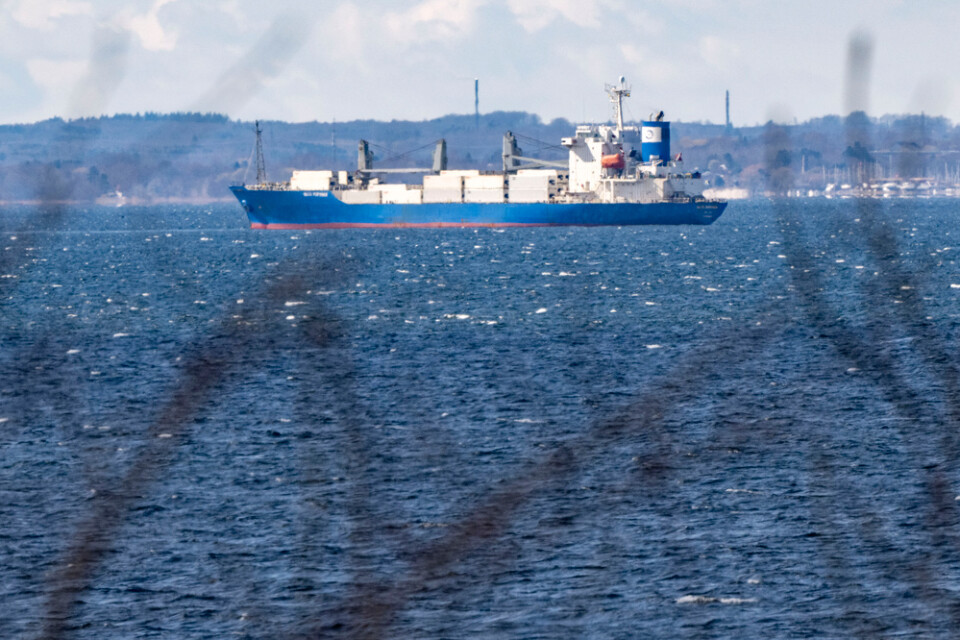 Fartyget Baltic Performer passerade på lördagen hamnen i Helsingborg och kastade sedan ankar utanför Ven i Öresund.
