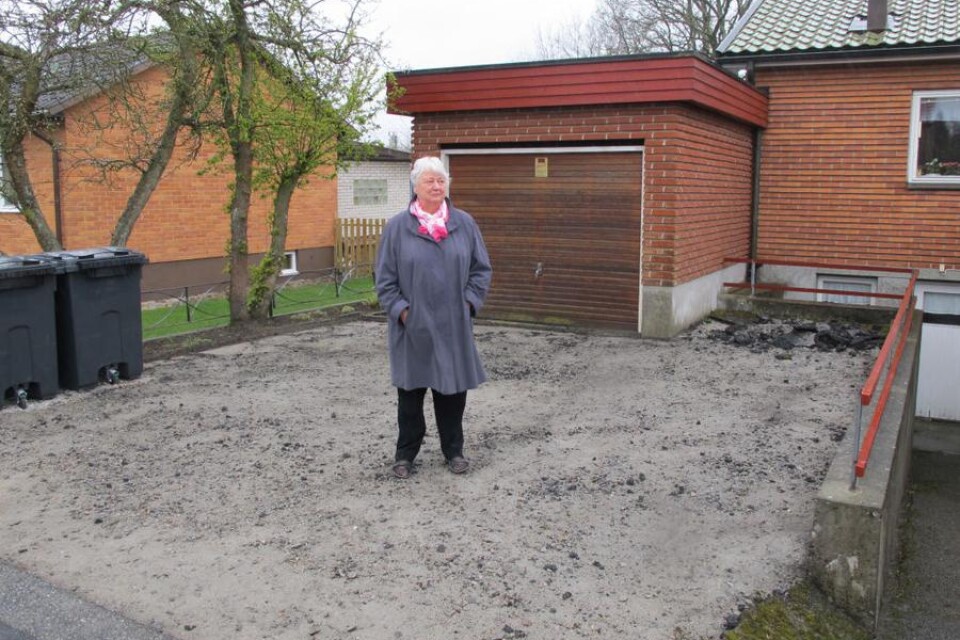 Dagen efter besöket av asfaltsbedragarna inspekterar Birgit Welander resterna av hennes tidigare garageuppfart. Cirka 25 kvadratmeter asfalt är borta.
