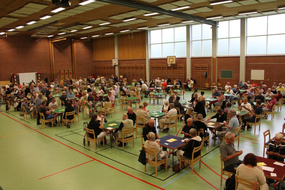Borgholms sporthall har under den gångna veckan varit fylld med bridgebord och -spelare då BK 4 klöver har arrangerat Ölandsveckan för 69:e året. Foto: Carin Svensson