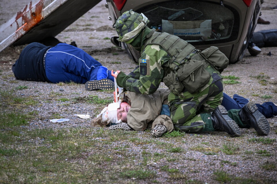 "Skadade" får hjälp på plats innan de transporteras vidare under militärövningen i Linköping.