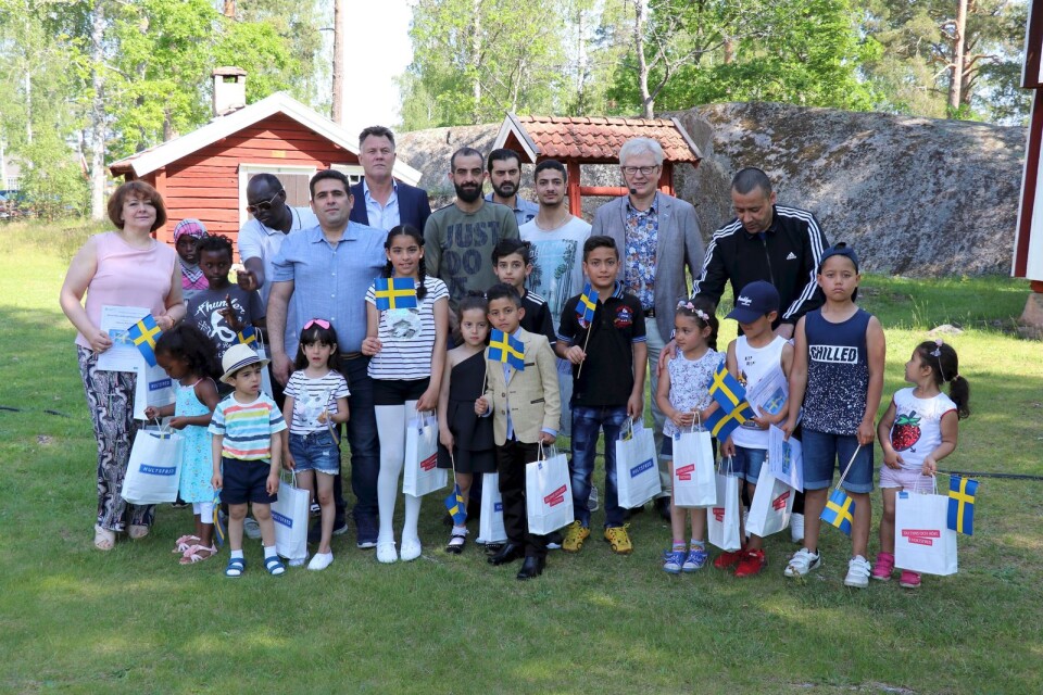 Ett 25-tal nya medborgare i Hultsfreds kommun kom till välkomstceremonin i Målilla-Gårdveda hembygdspark.