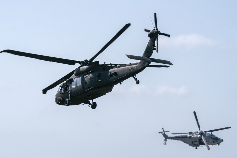 Flygvapnets HKP14 (Helikopter 14) flankerar en HKP16 (Helikopter 16) under en stridsuppvisning vid en flygdag på F17 i Kallinge. Arkivbild.
