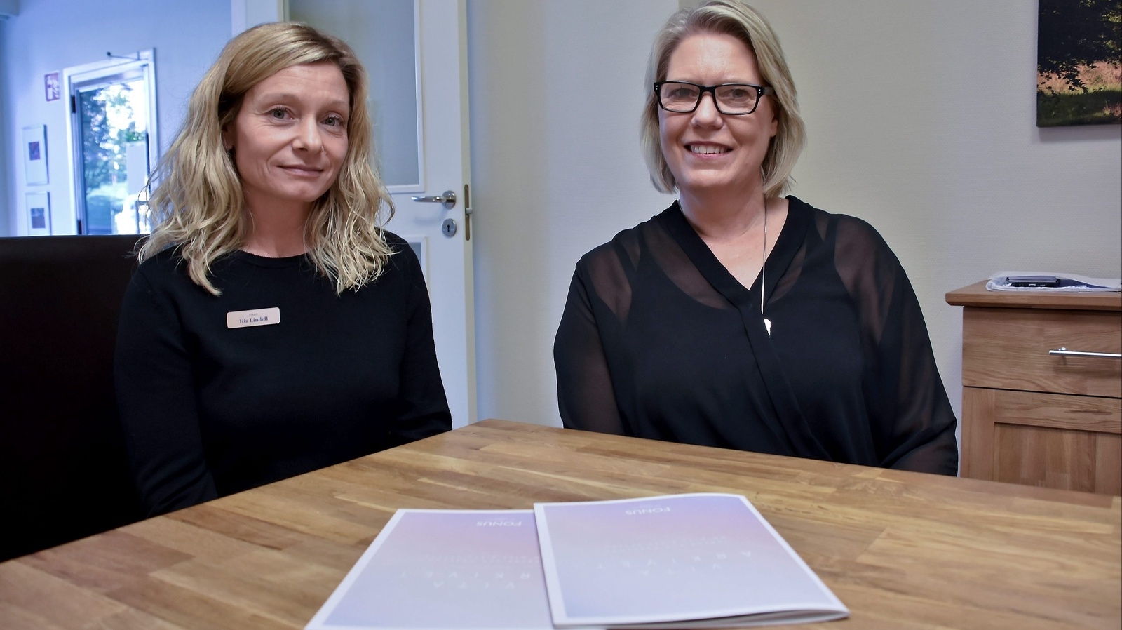 Kia Lindell och Carina Persson på Fonus i Hässleholm berättar om Vita arkivet. Foto: Helén Fingalsson