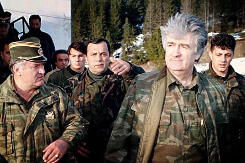 Radovan Karadzic, tvåa från höger med grått hår är nu gripen. Hans överbefälhavare, general Ratko Mladic (tvåa från vänster) är ännu på fri fot.