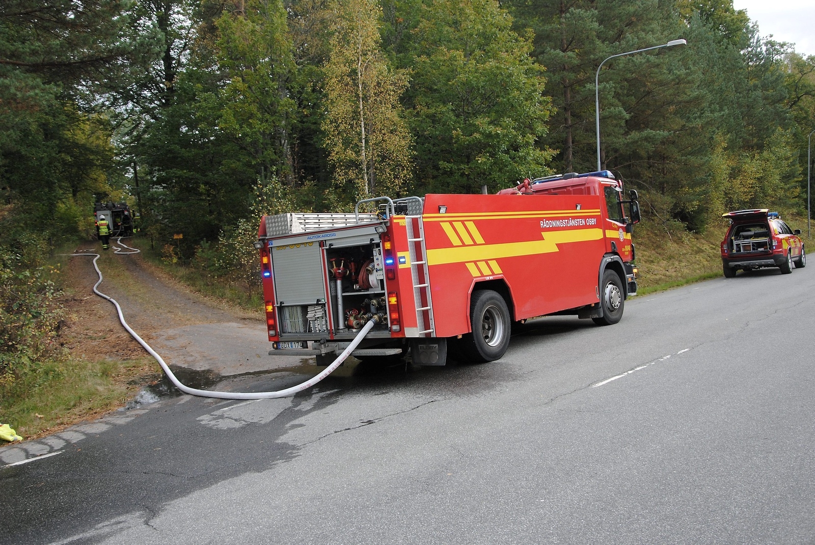 Brand i öde industrilokal i Hasslaröd utanför Osby. På Hässleholmsvägen vid brandplatsen var det under släckningsarbetet begränsad framkomlighet.