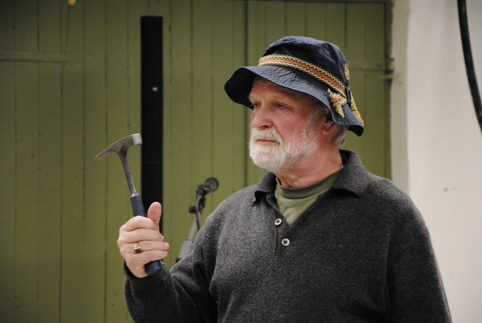 Hans-Eric Frodig visade några måsten för en mineralletarare: hatten, skyddsglasögonen och geologhammaren. 						             FOTO: SUSANNE GÄRE