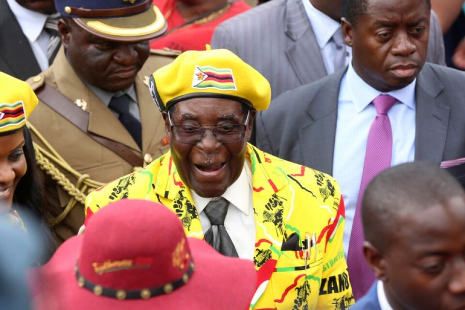 President Roberg Mugabe anländer till ett större offentligt möte i Harare under onsdagen förra veckan.