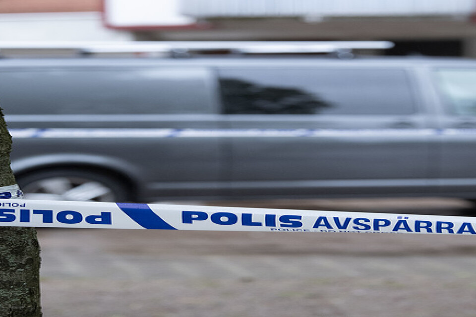 En svårt skadad man i 30-årsåldern hittades utomhus i Helsingborg under natten och avled senare på sjukhus.