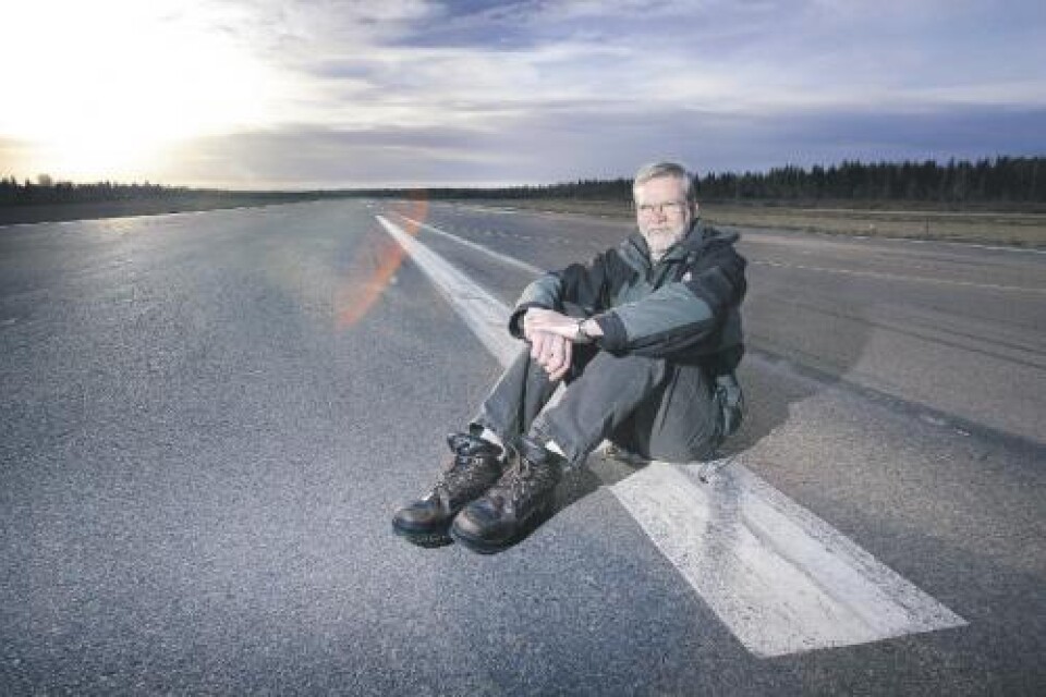 Flygplatschefen Ulf Nilsson är glad över allt fler flyger till och från Oskarshamn, men han ser också orosmoln på himlen inför framtiden.
FOTO: HASSE BROMS