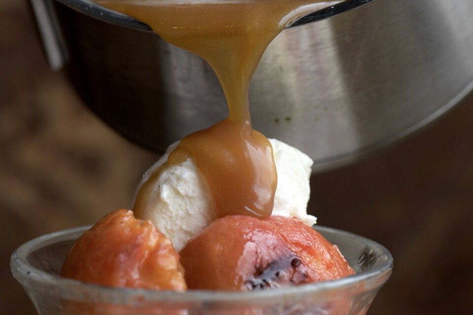 Grillade persikor med vaniljglass kan mycket väl vara sommarens godaste dessert.