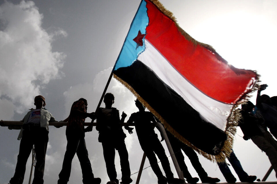 Anhängare till de sydjemenitiska separatisterna håller den flagga som tillhörde den tidigare statsbildningen Sydjemen. Arkivbild.
