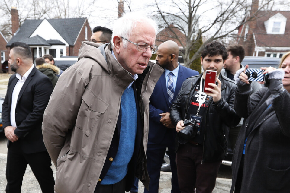 Vermontsenatorn Bernie Sanders utanför en vallokal i Detroit i Michigan på tisdagen.