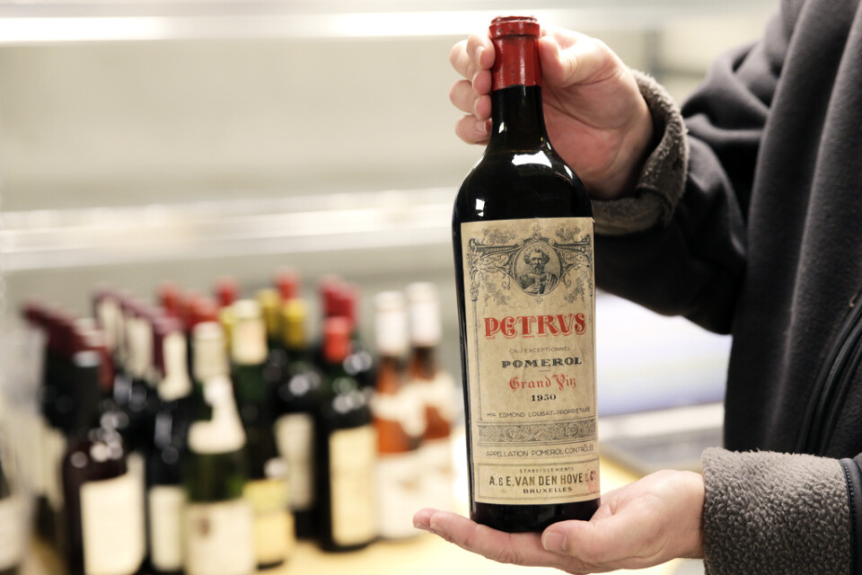 En än mer exklusiv årgång av Château Pétrus än den artikeln handlar om, 1950. Arkivbild från en vinauktion i Norge.