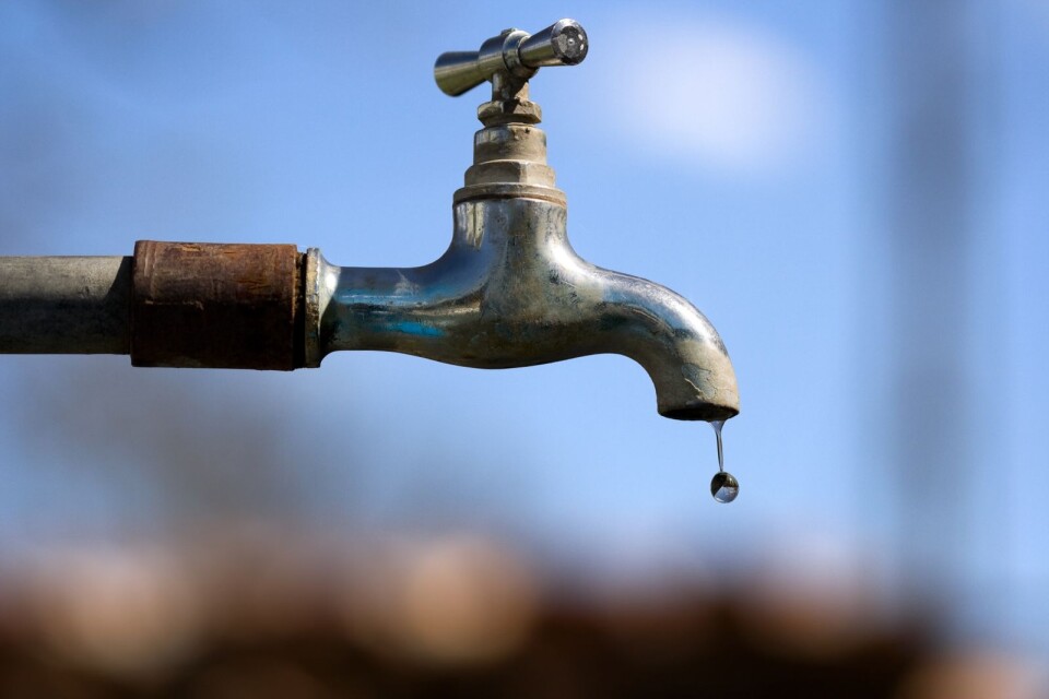 ”Under tiden vattnet är avstängt ska vattenkranar vara avstängda”.