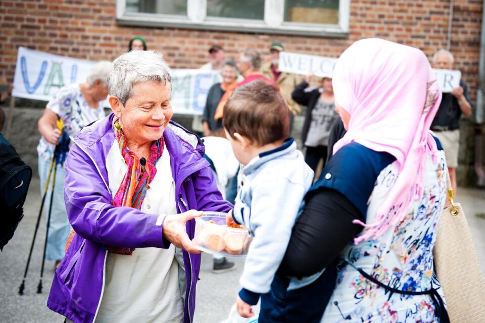 Ingrid Mattisson bjuder en av de yngre på kakor. Foto: Hanna Franzén